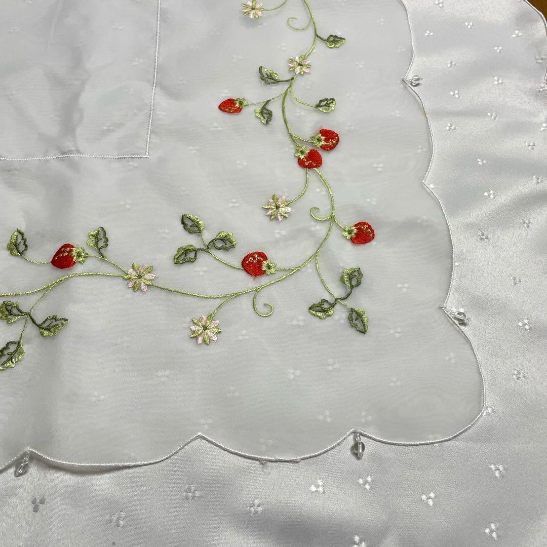 テーブルクロス　イチゴの刺繍　大判　花柄　レース