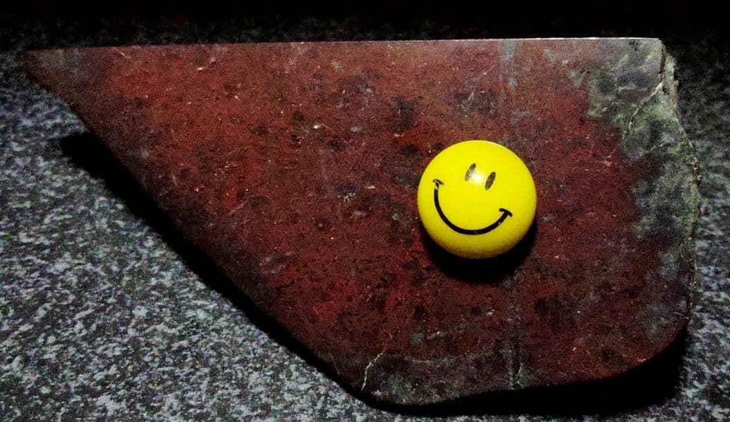 ★サーペンティン原石★赤蛇紋岩【入りコン沢・2面カット・353ｇ】