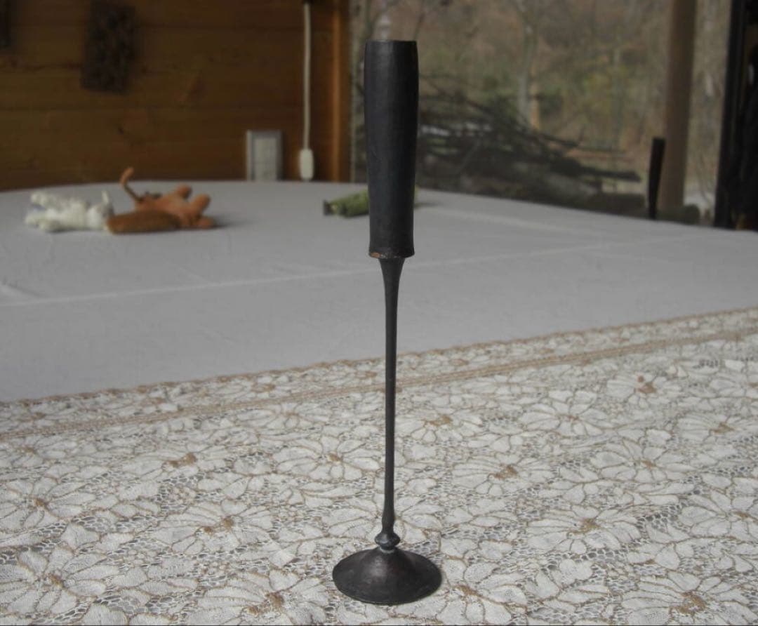 杉島大樹さんの鉄製花器「芯のある人」