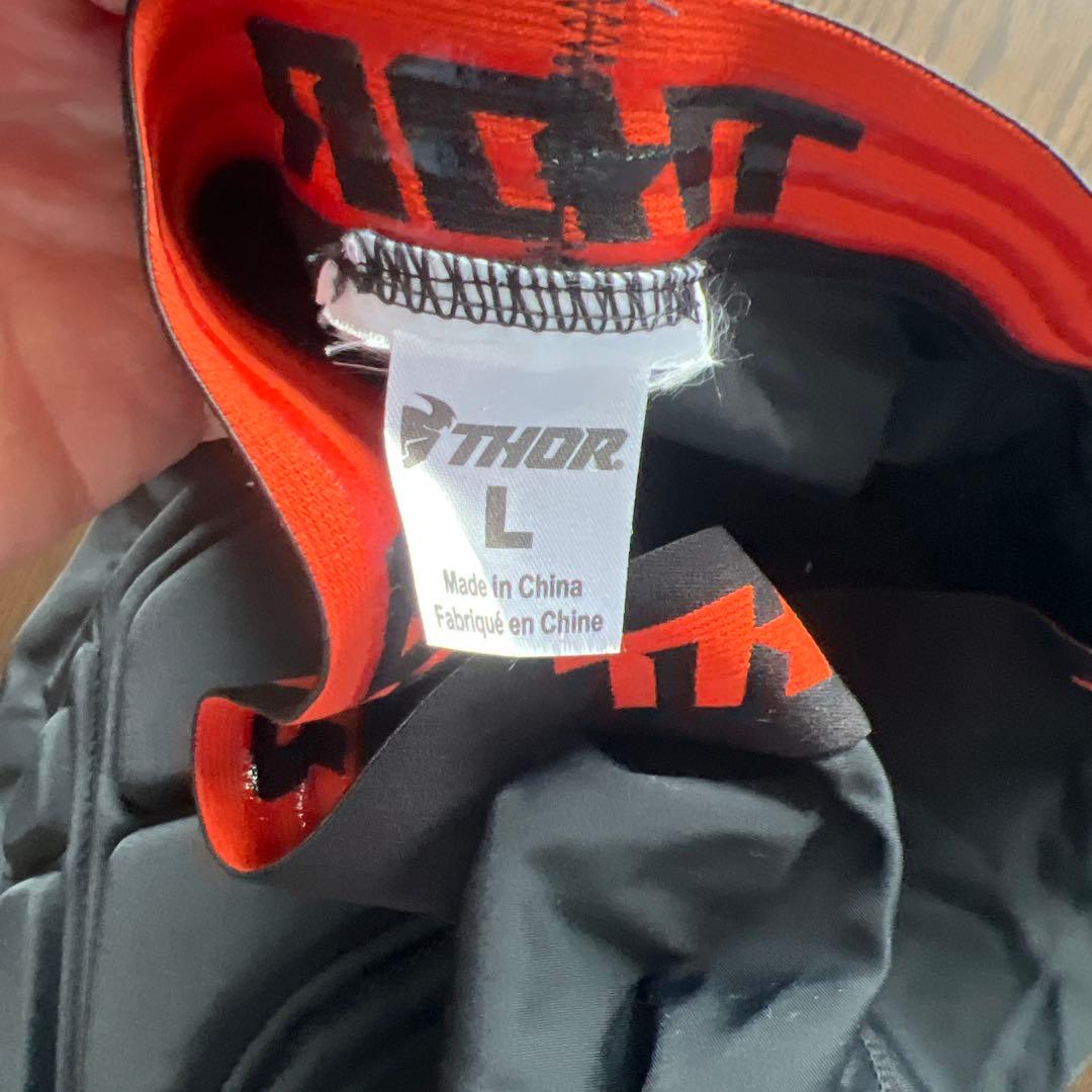 トロイリーデザインウェアと膝プロテクター