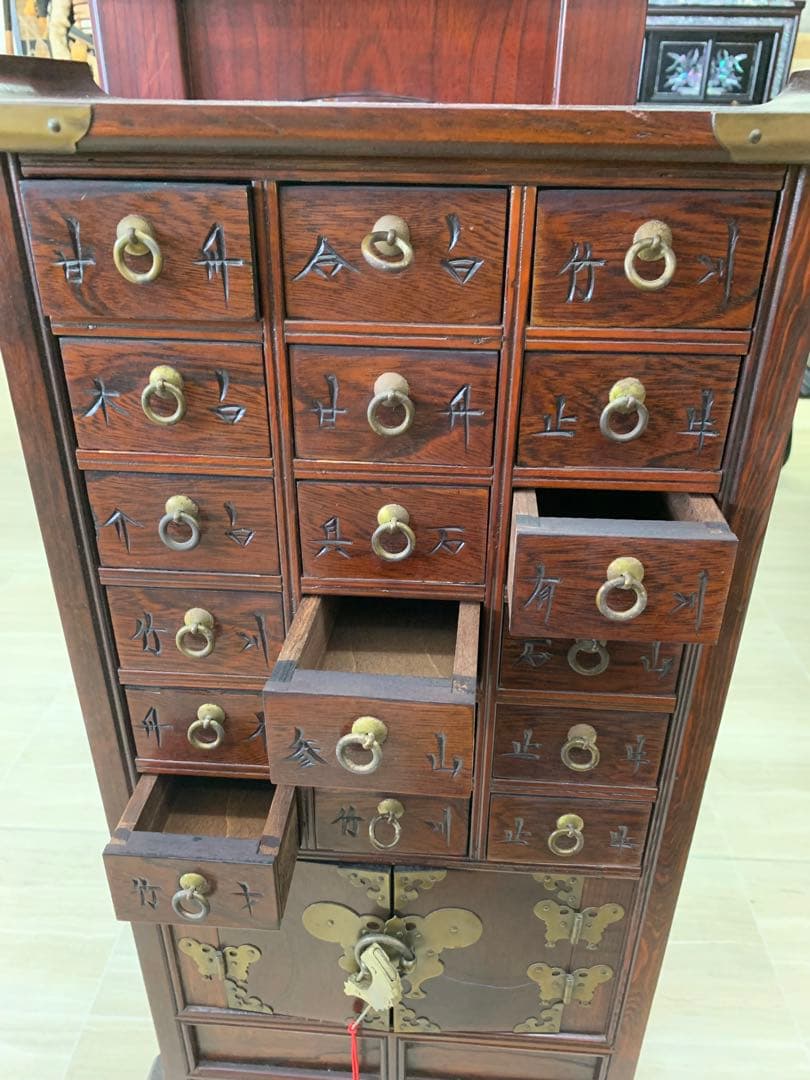 李朝家具 魚錠前付き 彫文字 ヤクジャン 薬箪笥 韓国朝鮮 16引き出し