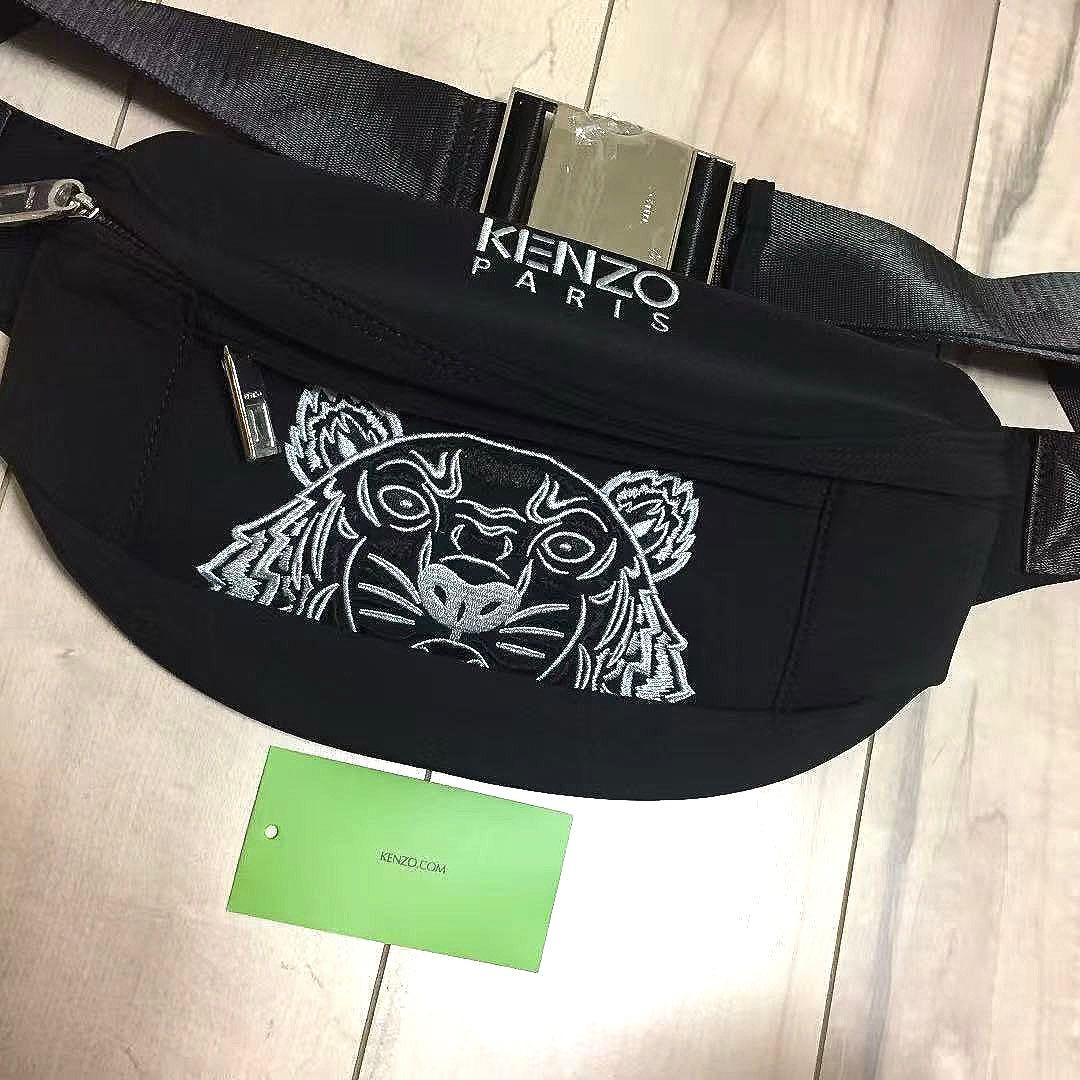 KENZO 虎の刺繍が印象的なグレーのナイロンショルダーバッグ
