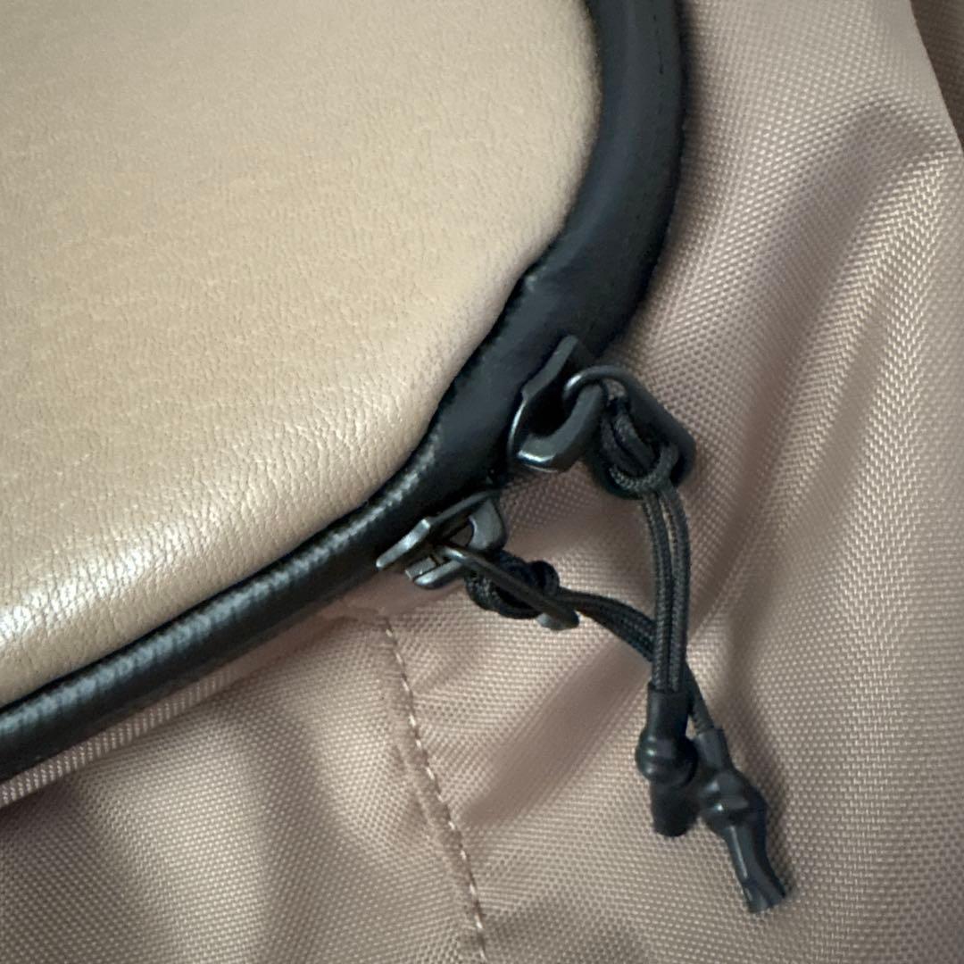 レザーフラップジップショルダーバッグ/ボディバッグ　ベージュ　イアパピヨネ