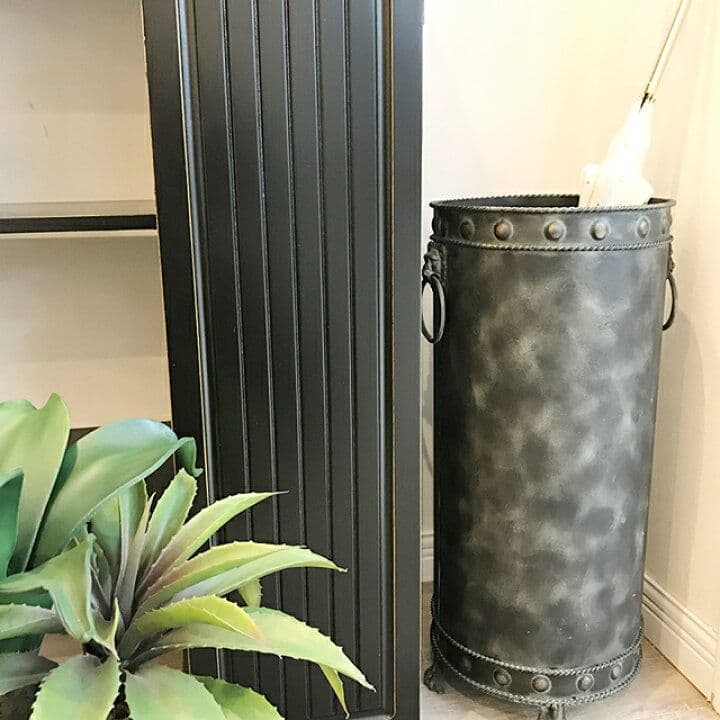 輸入雑貨　アイアン製品　『ライオン飾り付き円筒形傘だて』　アンブレラスタンド