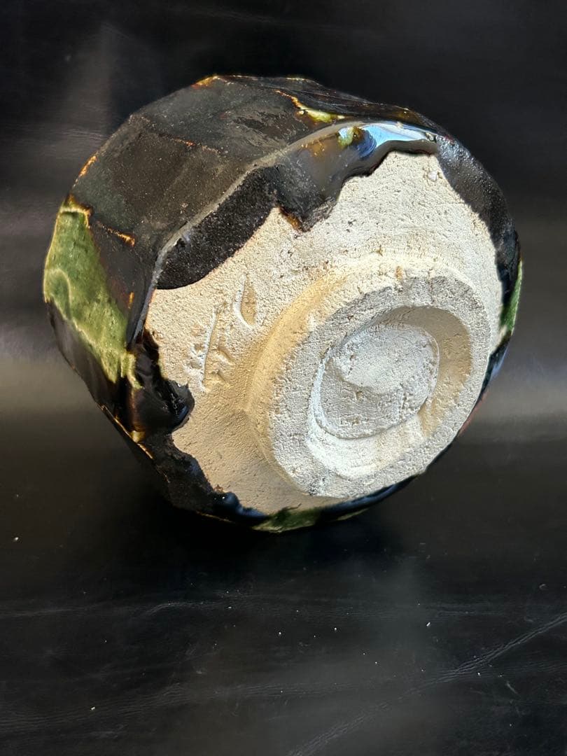 至高の究極の美◾️蔵から美しい形状と深みのある茶色と緑色の釉薬の抹茶茶碗が出てきた