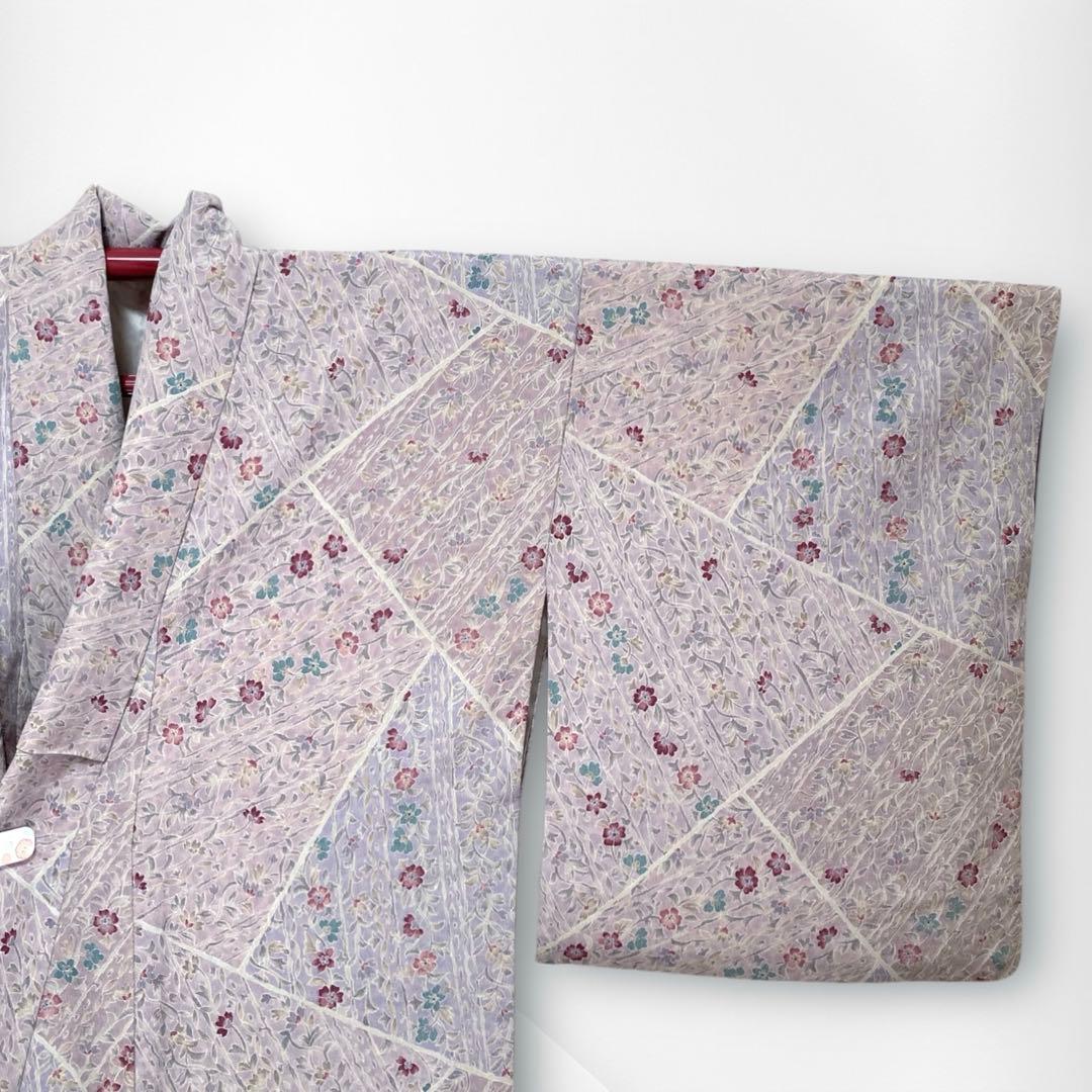 【良品✨】東レシルック　洗える着物　小紋　蔓草文様　くすみの藤色・紅藤系　D4