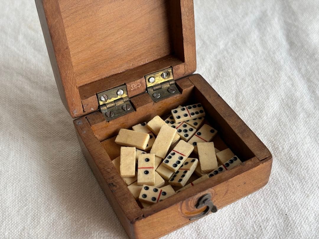 アンティーク　ツバメのモシュリンヌ