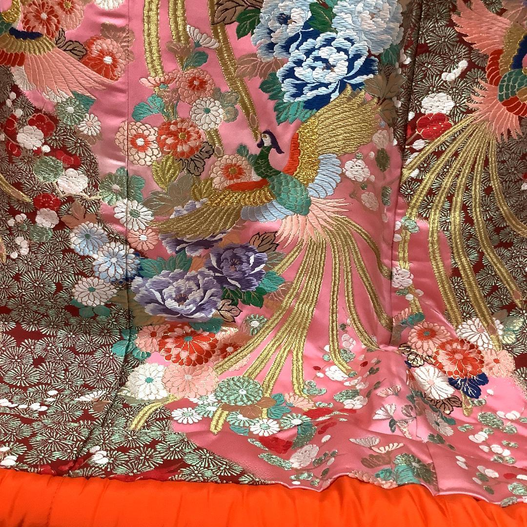正絹織の打掛　ピンク地、金鶏が舞う、流れるようなエンジの花　全体に様々な花の模様