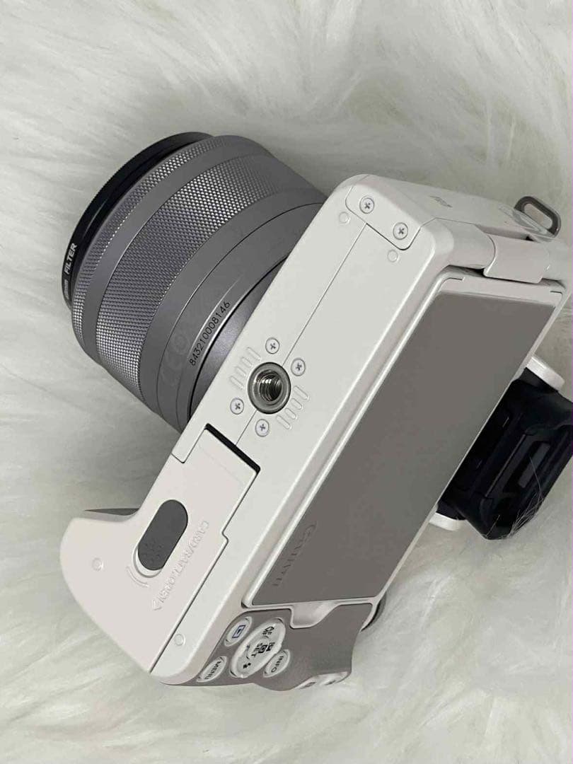 Canon EOS Kiss M ホワイト ダブルズームキット中古