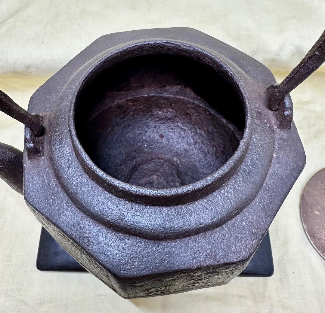 龍文堂」ハ角形鉄瓶・寒月梅花彫