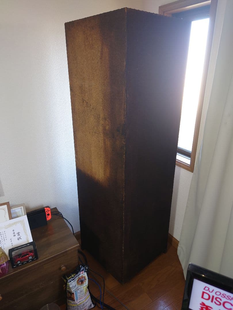 スペイン風鋲打ちアンティーク家具(コーナーキャビネット)