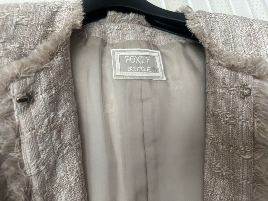 新品　FOXEY ノーカラージャケット 40 上品　ハンガー付き