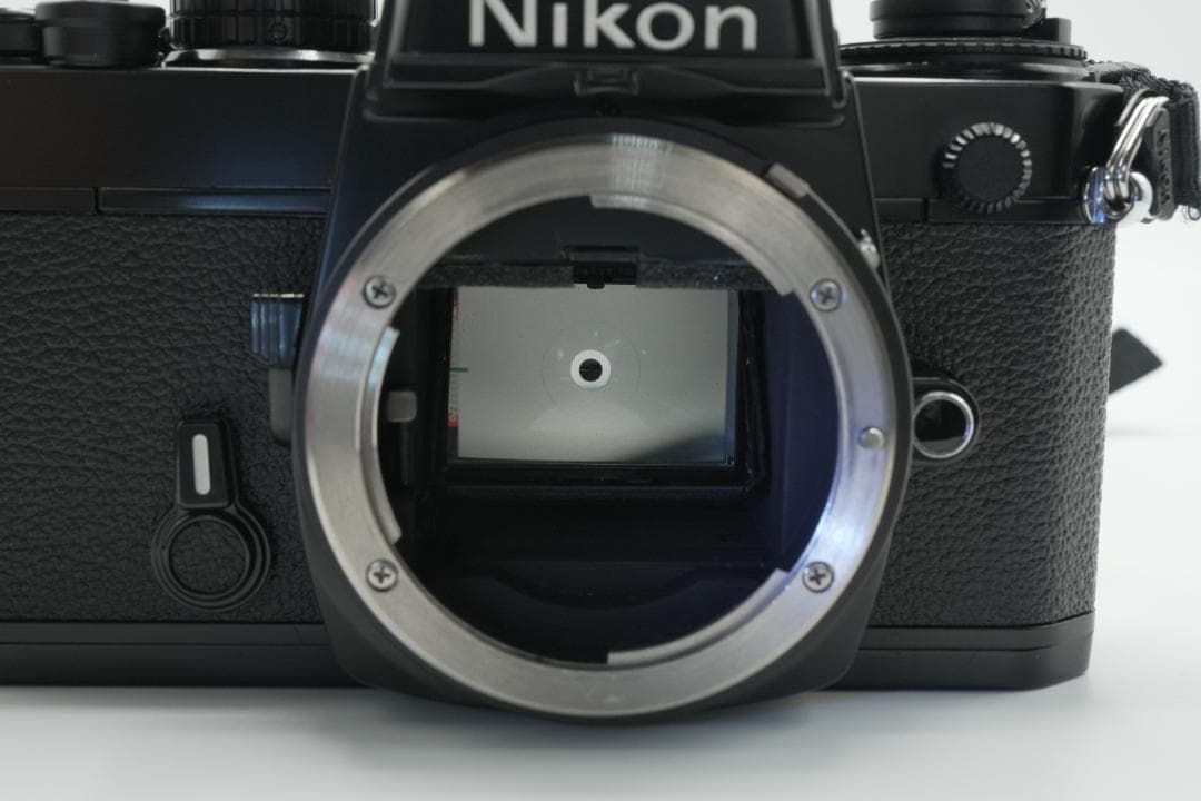 【美品】Nikon FE ブラック フィルムカメラ本体／前キャップ・ストラップ