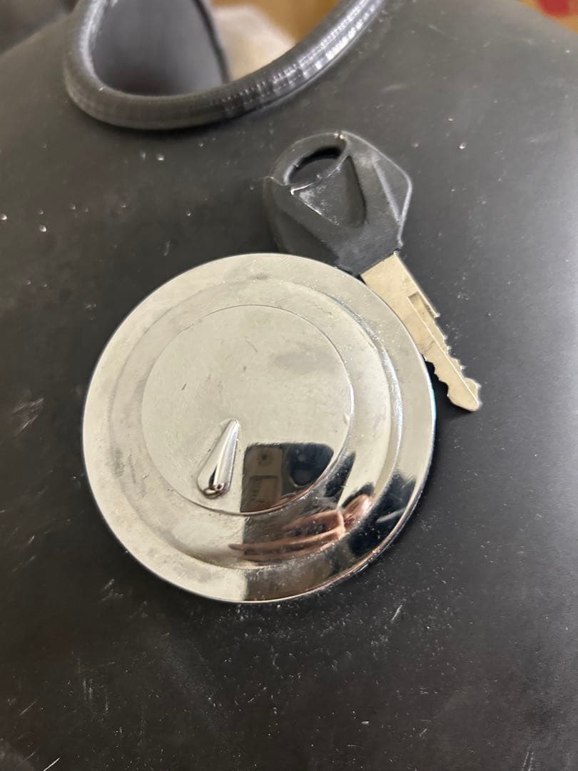 sr400 純正 マットブラックタンク タンクキャップもお付けします。