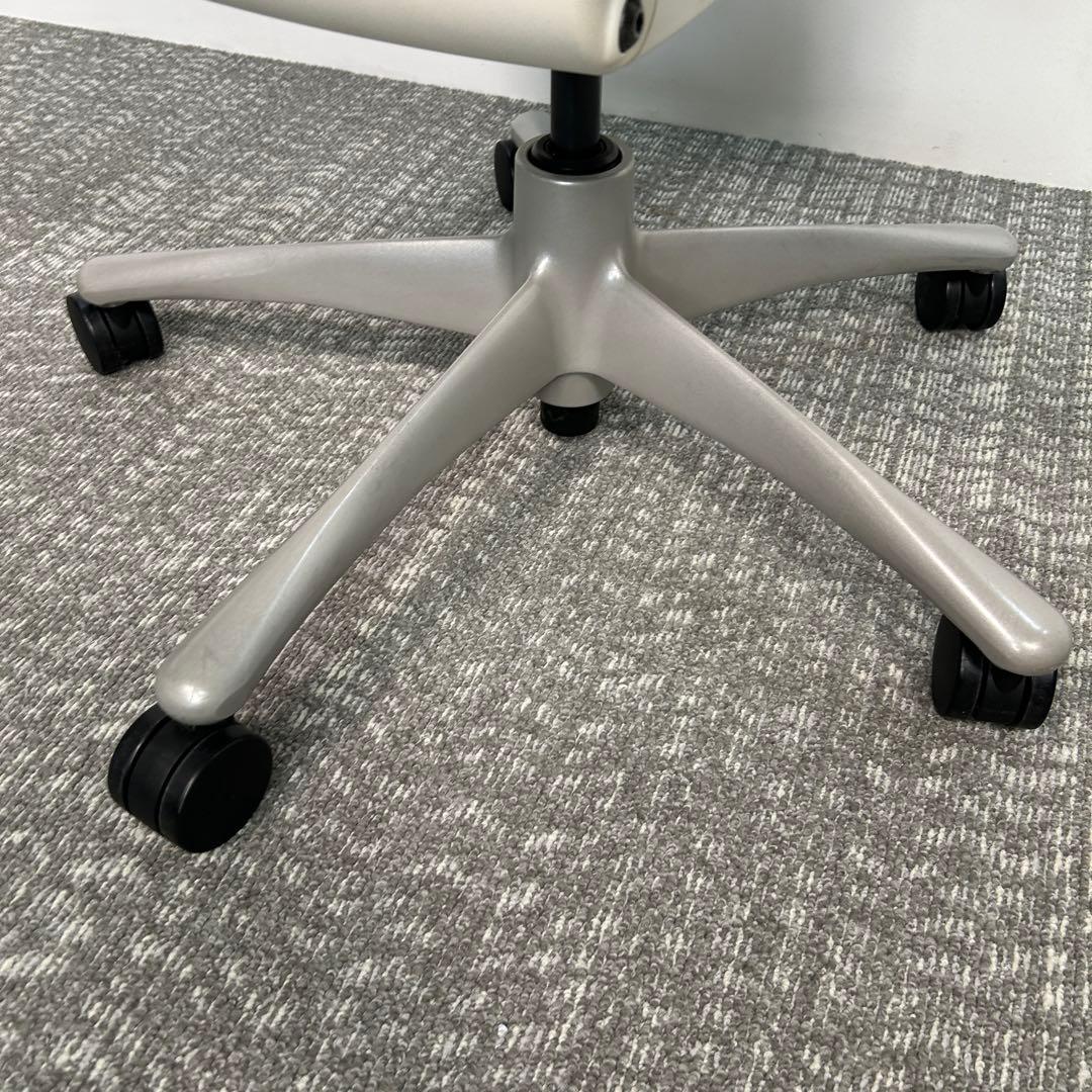 O. エンボディチェア ハーマンミラー ホワイト Embody. えんじ色