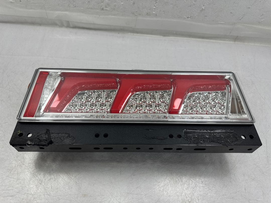 小糸 KOITO 3連 LED テールライト 大型 トラック オールLED右