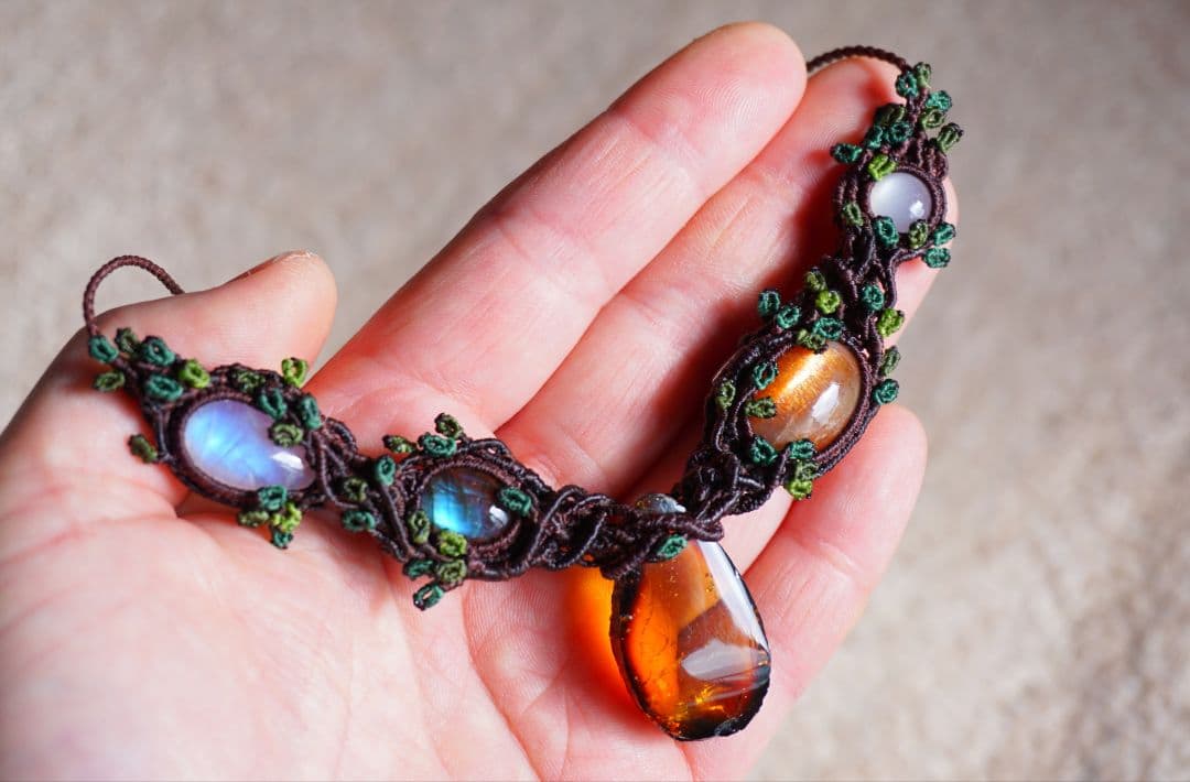 《森の人の贈り物》メキシコ産アンバー　マクラメ　ネックレス