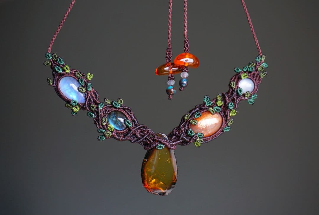 《森の人の贈り物》メキシコ産アンバー　マクラメ　ネックレス