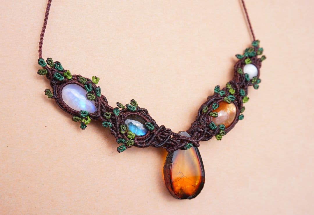 《森の人の贈り物》メキシコ産アンバー　マクラメ　ネックレス