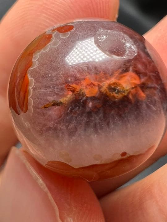 0908162　セール✨戦国紅瑪瑙17ミリ　貫通穴　キラキラ✨結晶