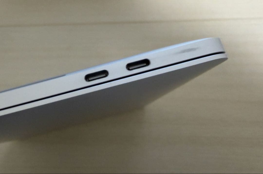 MacBook Pro 13インチ ※Touch Bar不具合あり／動作問題なし