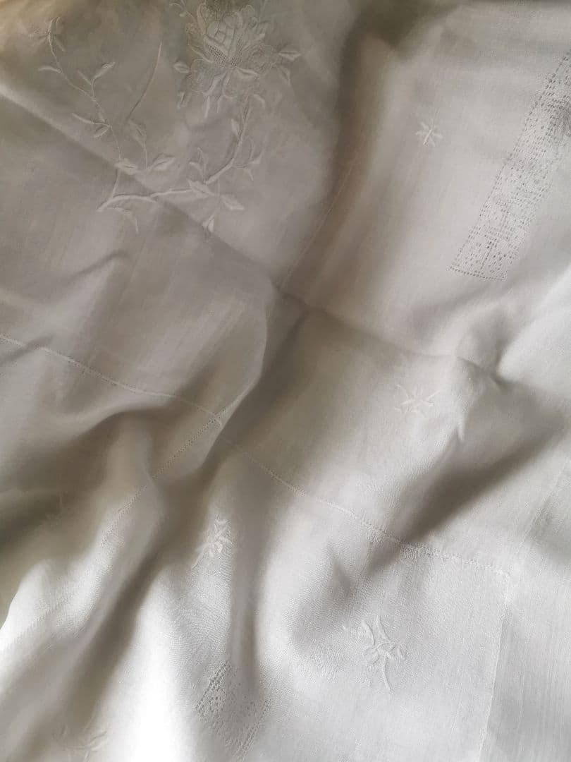 アンティークニードルワーク 昆虫＆薔薇刺繍フィレレース 大判シアークロスカーテン