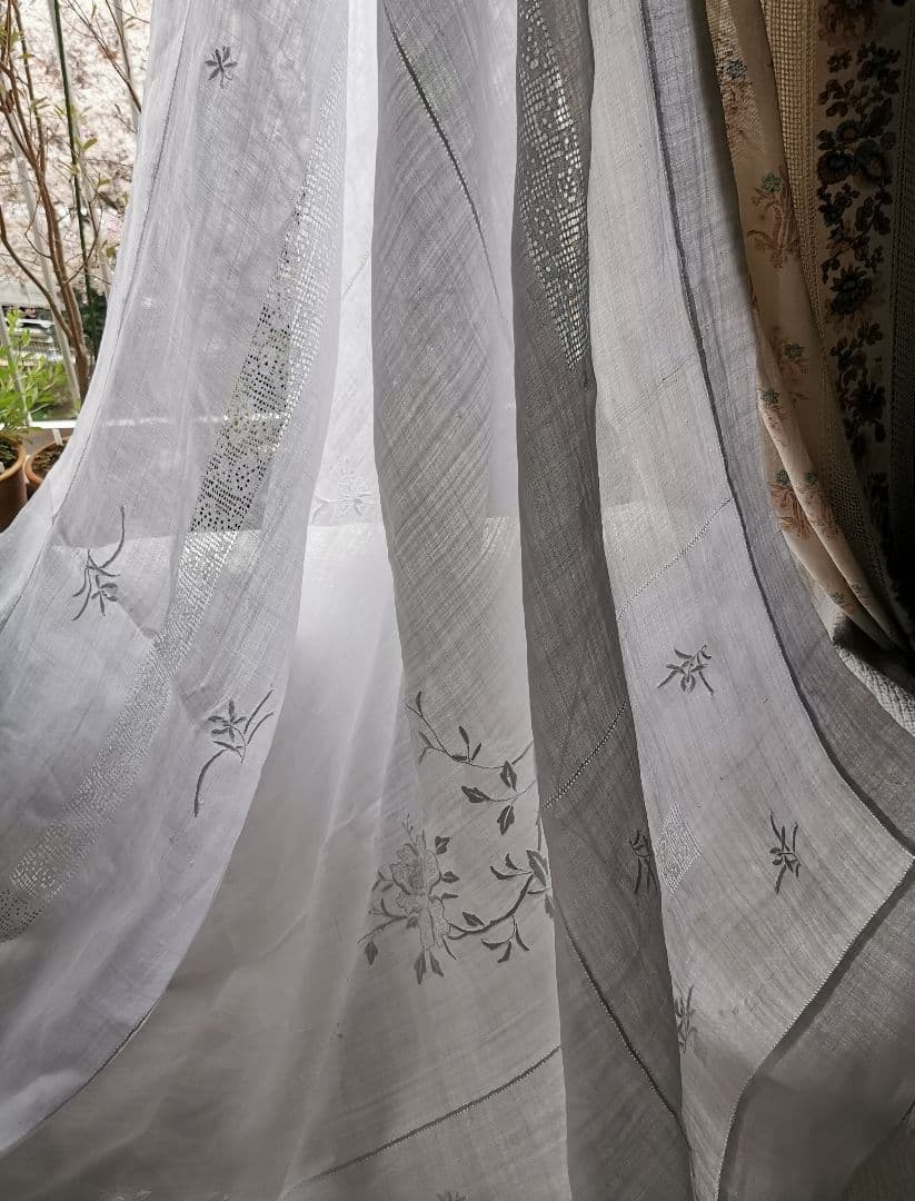 アンティークニードルワーク 昆虫＆薔薇刺繍フィレレース 大判シアークロスカーテン