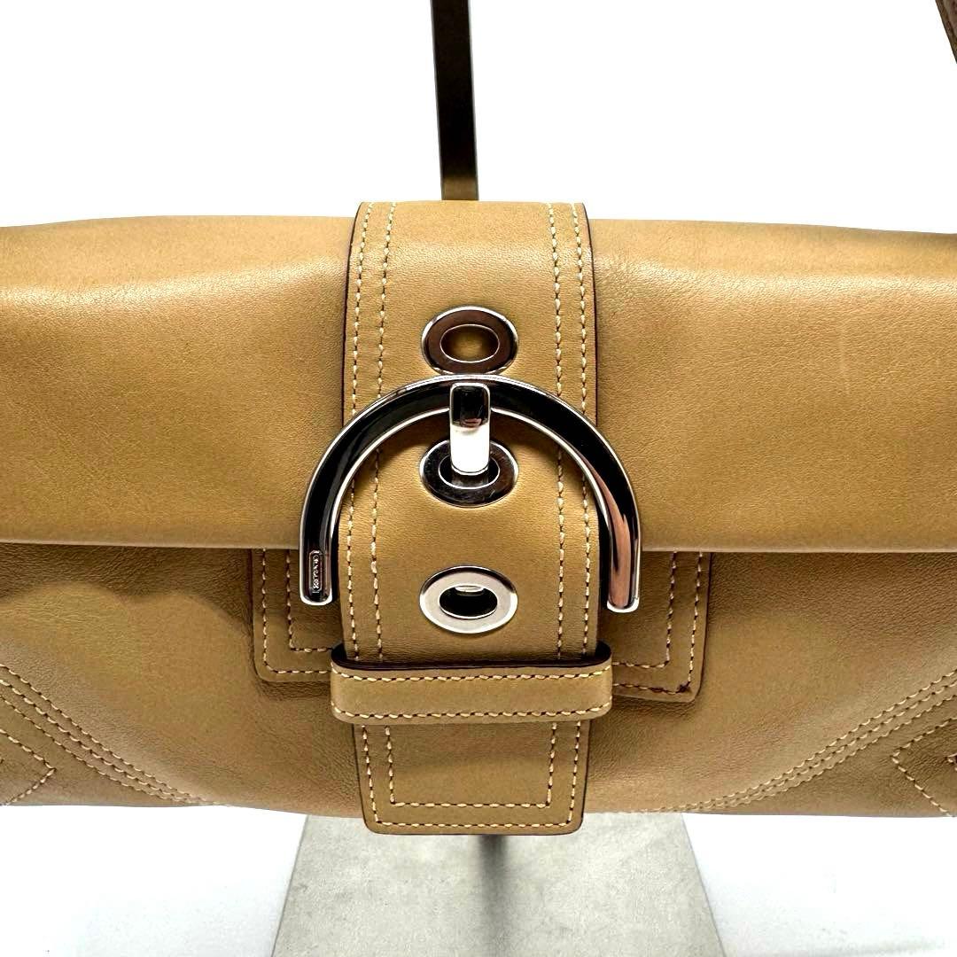 希少 コーチ アクセサリーポーチ ワンショルダー キャメル ソーホー チャーム付