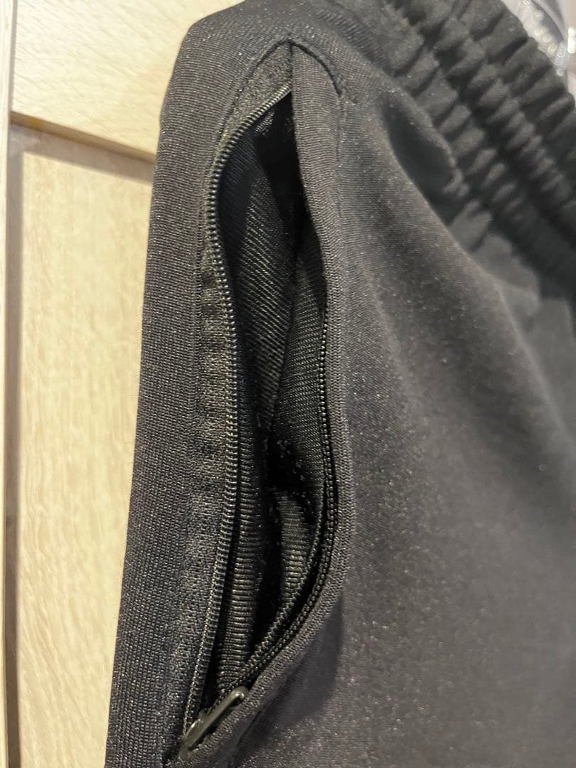 adidas ブラック セットアップジャージ