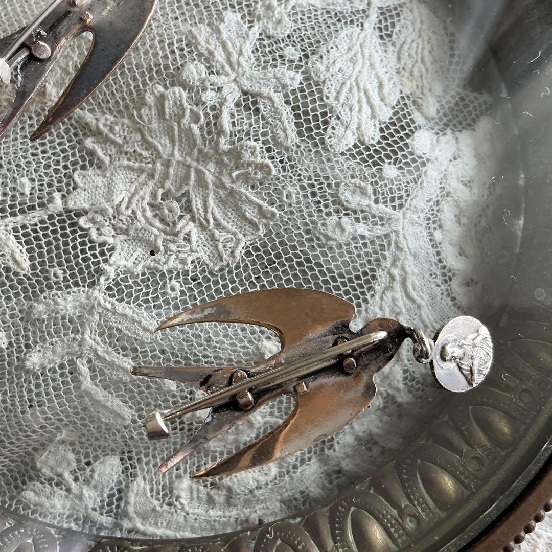 ♡２点♡　フランスアンティーク　つばめ　小さなブローチ　BEBE　べべ　メダイ