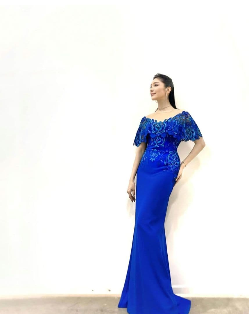 タダシショージ　青いオフショルダードレス