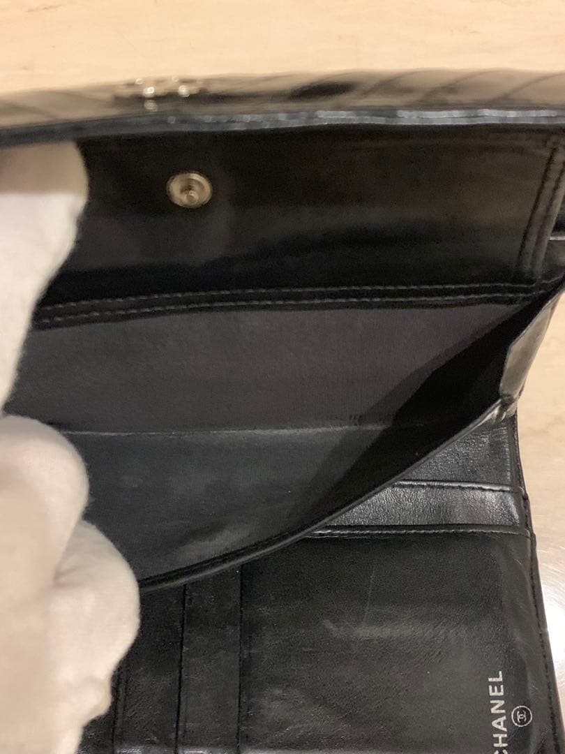 シャネルCHANEL黒色　長財布　Vステッチ　新品のショルダー付