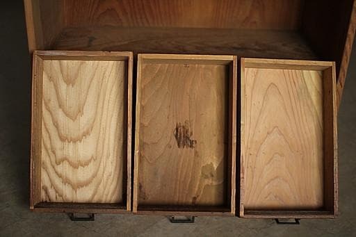 古い小ぶりな木枠のガラス戸棚×小引き出し5杯　食器棚　古家具　古民家