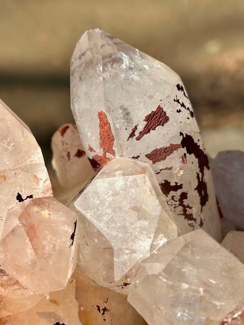 1.6kg❣️⭐️マダガスカル産　水晶クラスター　浄化　虹　キラキラ　癒し⭐️