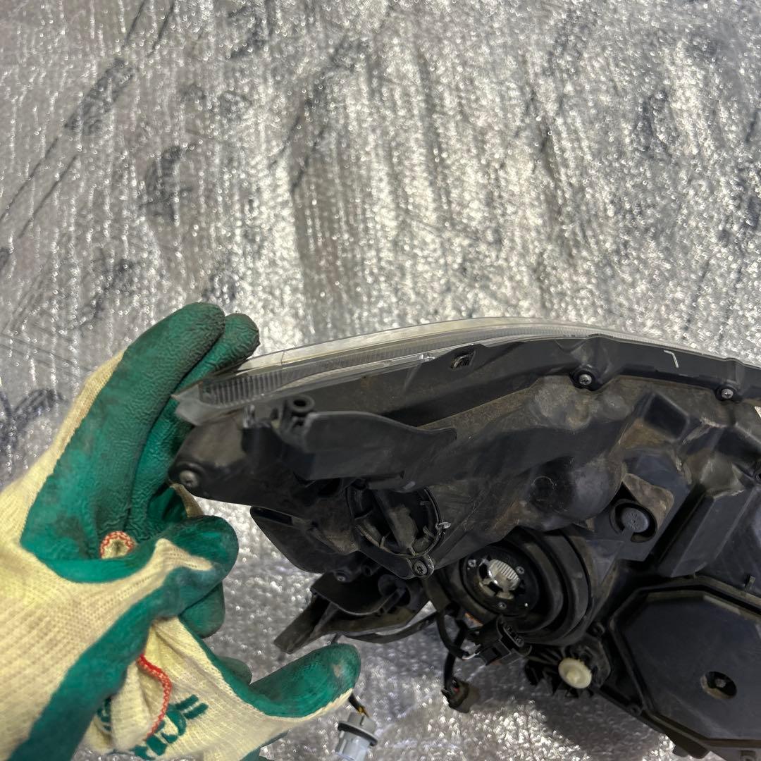 車*)様 ヴォクシー　ヘッドライト　左　ICHIKOH 28-229 ジャンク品