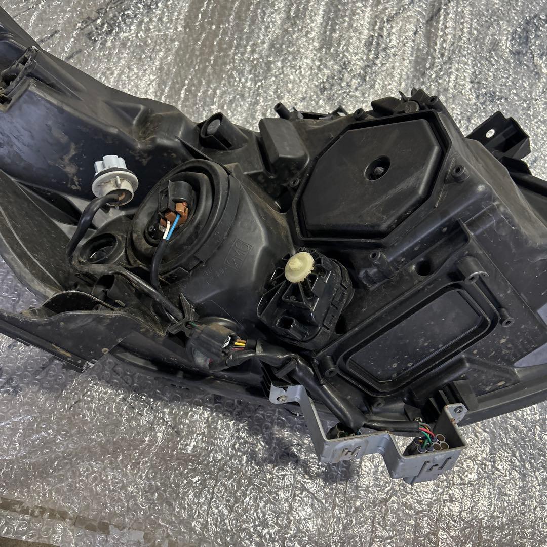 車*)様 ヴォクシー　ヘッドライト　左　ICHIKOH 28-229 ジャンク品