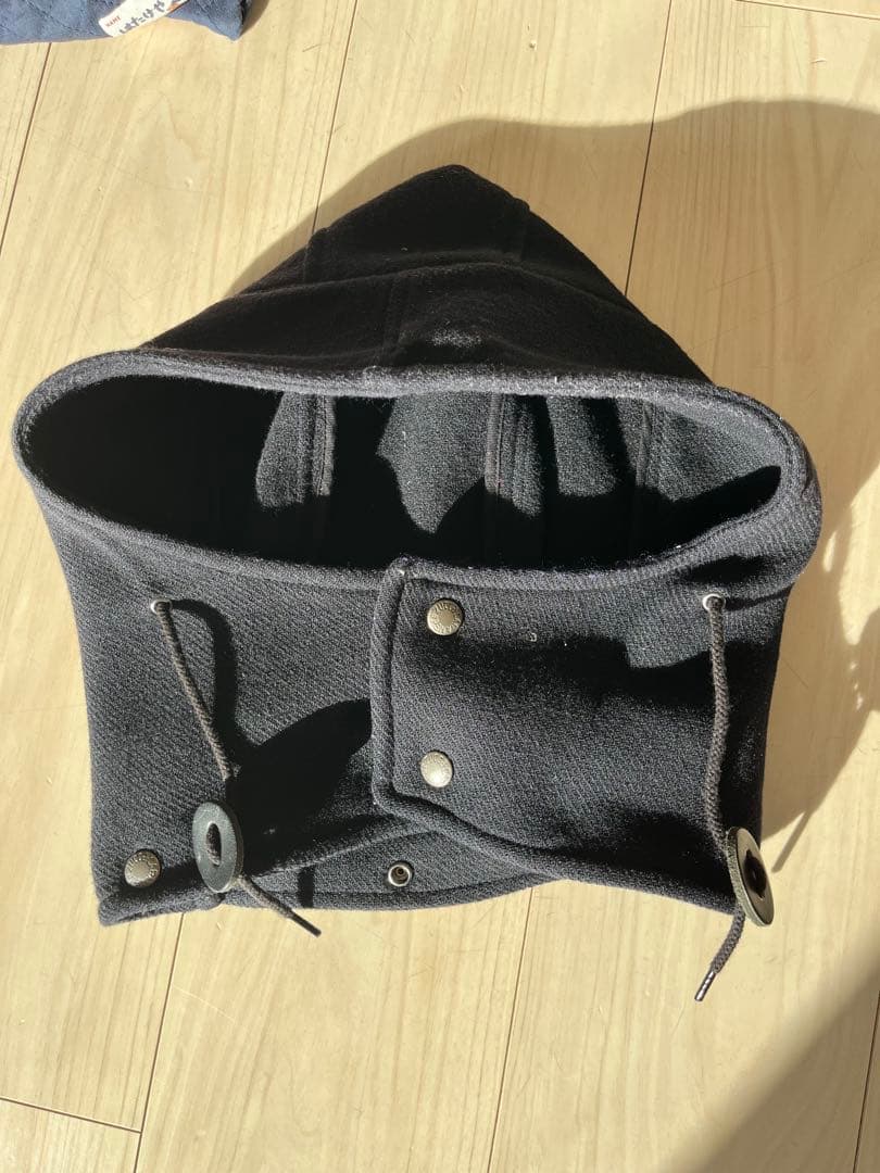 黒いウール混紡ピーコート