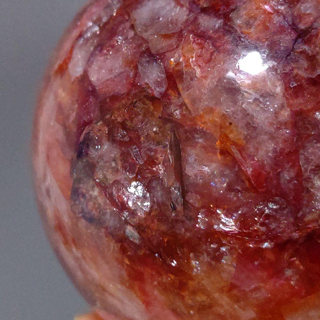 虹まみれ♡　レッドファイアクォーツ　スフィア　丸玉　天然石　台座付き　6.8cm