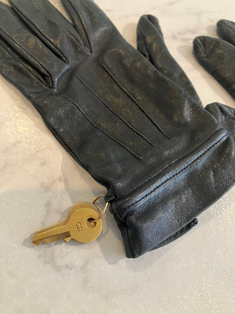 ディオール　グローブ　レザー手袋 黒 カデナ、鍵チャーム付き　Dior