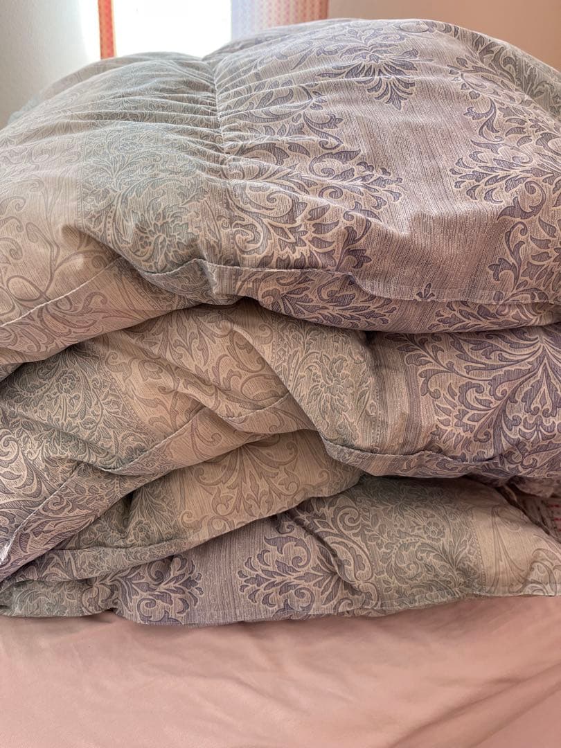 羽毛布団　ダウン85%フェザー15%詰物1.3キロ　150×210 cm