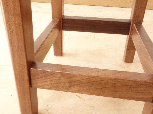 北海道手作り家具　ウォールナット材　スツール