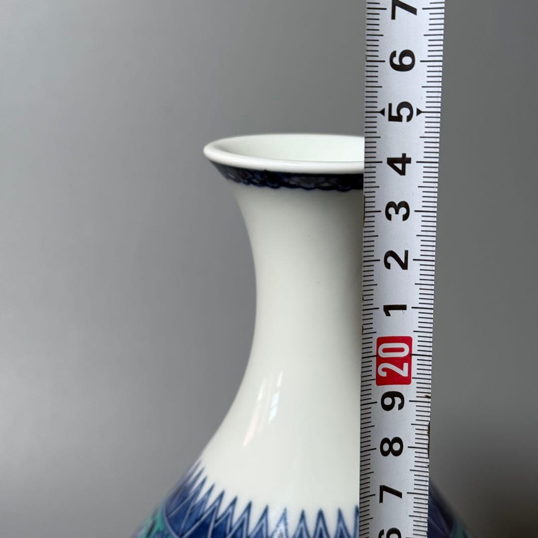 人間国宝　十三代今泉今右衛門　本人作　色絵緑地草花文様更紗文花瓶　仕立て箱付