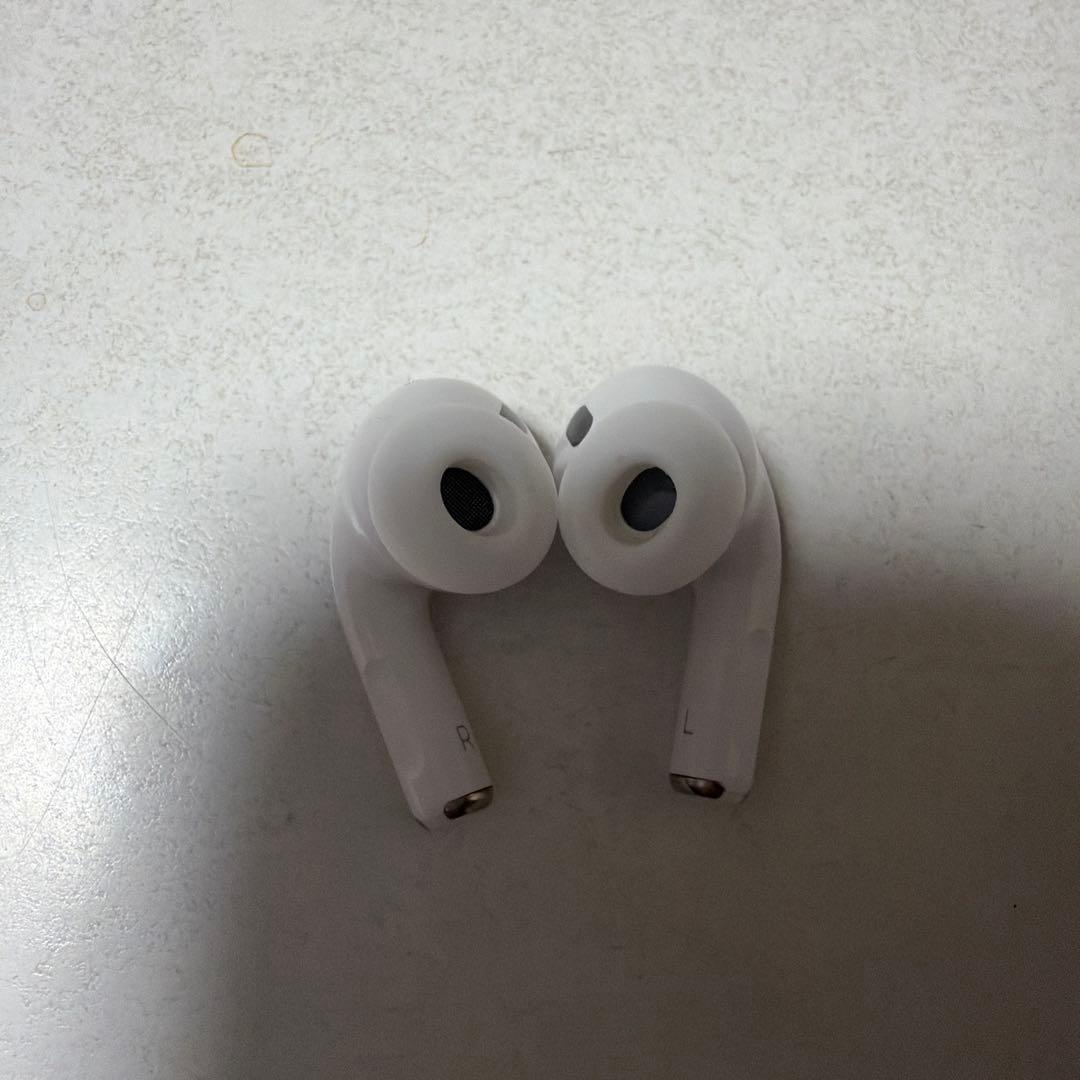 ぺ*ん様 AirPods Pro第二世代本体のみホワイト 機種番号A2698 動