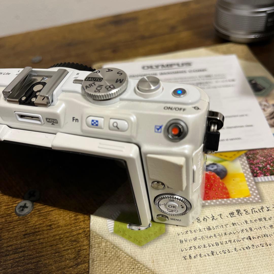 OLYMPUS ミラーレス一眼 ホワイト 交換レンズ付き　pen E-PL6