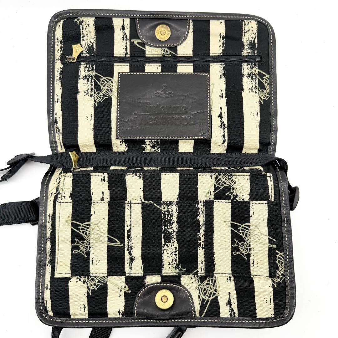 Vivienne　ショルダーバック　斜め掛け　黒　レザー　オーブ型押し　デカロゴ