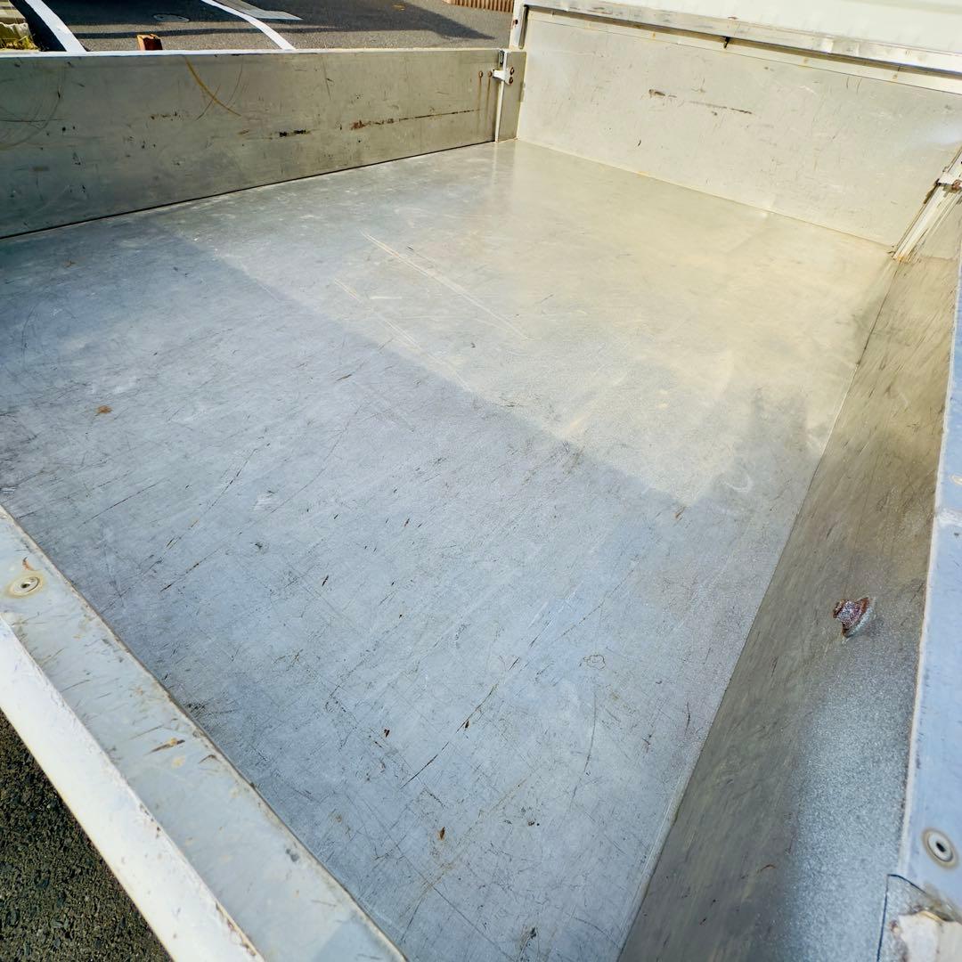 サンバーダンプ4WD、5速マニュアル、ELシフト、車検2年、走行3万キロ。