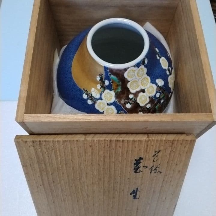九谷焼花瓶　九谷庄三洞　武腰一憲作　梅花図陶器花瓶 木箱付き