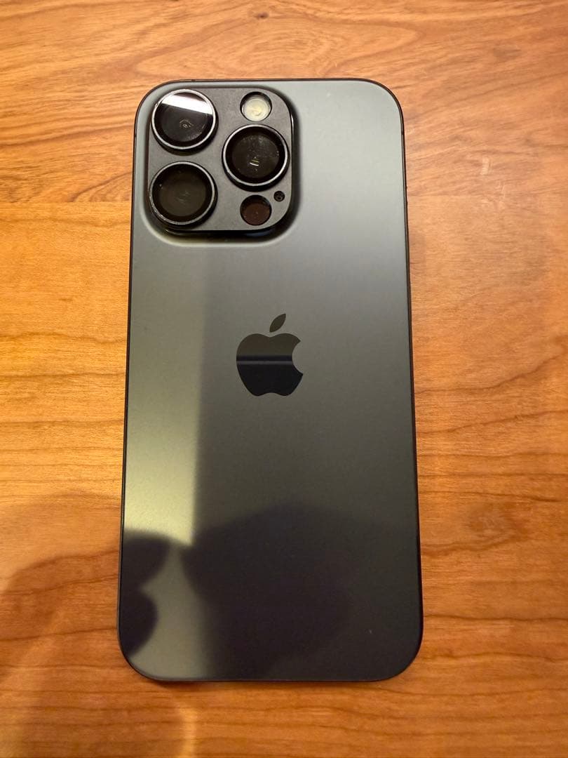 超美品！iPhone15 ProブラックチタニウムSIMフリーアップルストア購入
