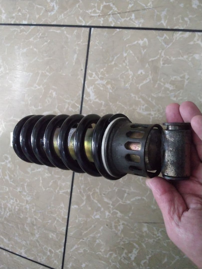 ヤマハ　ドラッグスター４００　４ＴＲ　純正リアサスペンション