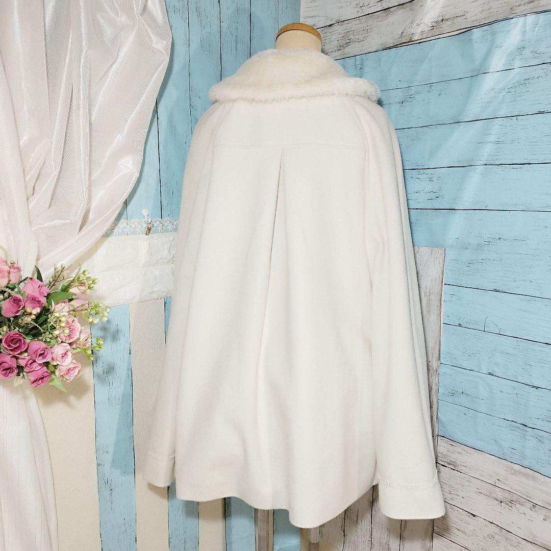 axes femme ファー襟付き ケープコート ベルト付き オフホワイト